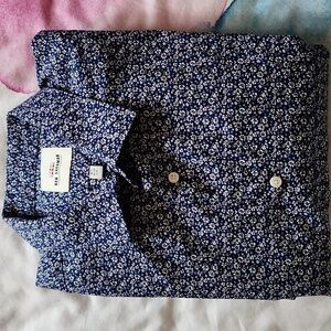 Ben Sherman long sleeved blue floral print button-down shirt, size large